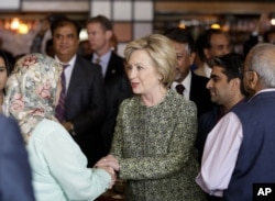 Ứng cử viên tổng thống Đảng Dân chủ Hillary Clinton chào mọi người tại Jackson Diner ở quận Queens, New York, ngày 11 tháng 4 năm 2016.