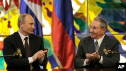 Tổng thống Nga Vladimir Putin và Chủ tịch Cuba Raul Castro tại Havana, ngày 17/7/2014.