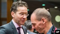 Bộ trưởng Tài chính Hy Lạp Yanis Varoufakis (phải) chào đón Bộ trưởng Tài chính Hà Lan Jeroen Dijsselbloem tại cuộc họp của các bộ trưởng tài chính EU tại Brussels, ngày 17/2/2015.