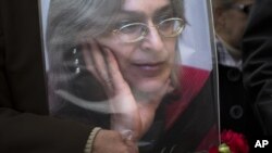 Chân dung của nhà báo bị sát hại Anna Politkovskaya trong một cuộc biểu tình ở trung tâm thành phố Moscow.