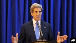 Ngoại trưởng Mỹ John Kerry phát biểu trong một cuộc họp báo tại sân bay quốc tế Queen Alia, 19/7/2013