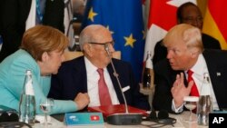 Tổng thống Mỹ Donald Trump và Thủ tướng Đức Angela Merkel nói chuyện với Tổng thống Tunisia Beji Caid Essebsi trong khi họ tham dự hội nghị bàn tròn của các nhà lãnh đạo G-7 và các đối tác tại Taormina, Ý, ngày 27 tháng 5, 2017.