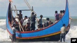 Nhiều người Hồi giáo Rohingya tìm đường vượt biển vì căng thẳng sắc tộc tại Miến Ðiện.