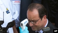 Tổng thống Pháp Francois Hollande đo nhiệt độ khi ông tới bệnh viện Donka ở Conakry, Guinea,28/11/2014.