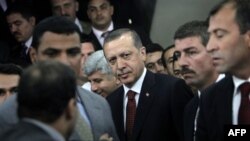 Thủ tướng Thổ Nhĩ Kỳ Recep Tayyip Erdogan được người Ai Cập hoan nghênh như một anh hùng vì lập trường thân Palestine của ông