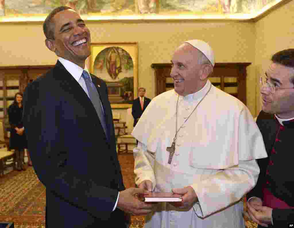 Ðức Giáo Hoàng và Tổng thống Obama trao đổi quà tặng tại Vatican, ngày 27/3/2014. Tổng thống Obama nói ông ngưỡng mộ tài lãnh đạo của Ðức Giáo Hoàng.