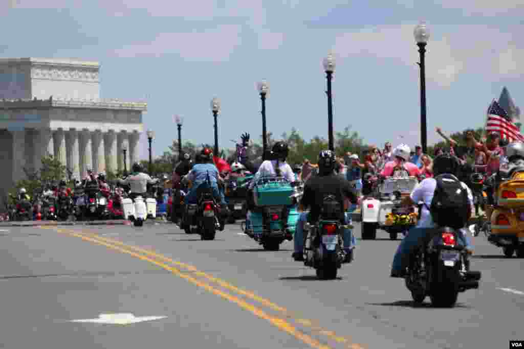 Ðoàn xe &quot;Rolling Thunder&quot; đi về phía Đài tưởng niệm Lincoln&nbsp;ở thủ đô Washington trong cuộc &quot;Diễu hành cho Tự do&quot; ngày 25/5/2014. (Brian Allen/VOA) &nbsp;