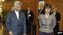 Bà Catherine Ashton, phải, chào Thương thuyết gia trưởng của Iran Saeed Jalili tại tiền sảnh của hội nghị ở Geneva, 6/12/2010