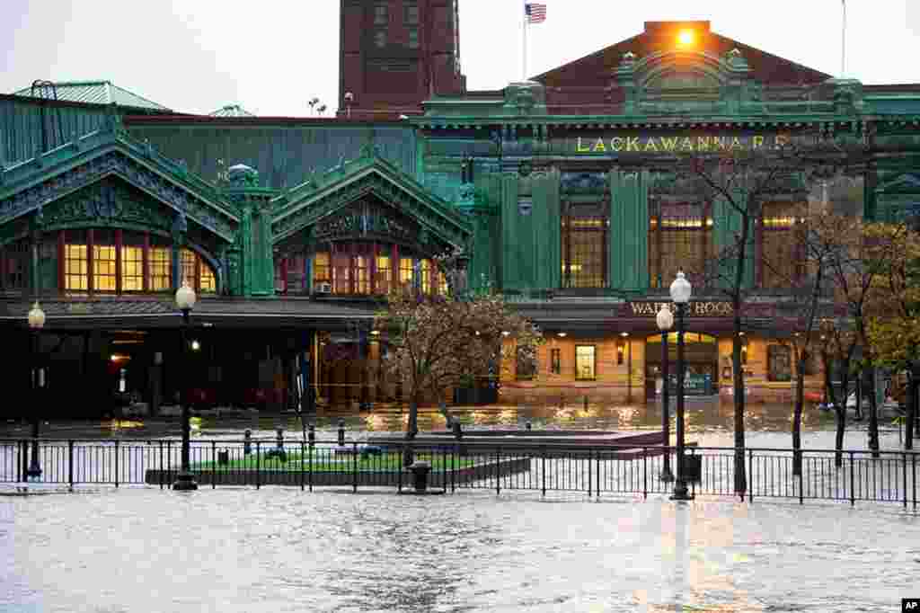 Mực nước s&ocirc;ng Hudson d&acirc;ng cao l&agrave;m ngập nh&agrave; ga xe lửa Lackawanna ở Hoboken, New Jersey.