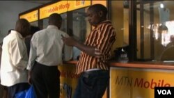 En Uganda, servicios como el que brinda MTN Mobile Money están quitando un espacio a los bancos.