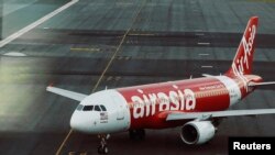 AirAsia là hãng hàng không giá rẻ có trụ sở đặt tại Malaysia, và cũng có các chuyến bay sang Việt Nam.