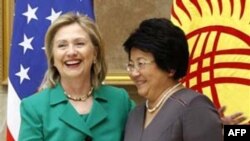 Ngoại trưởng Hoa Kỳ Hillary Clinton (trái) và Tổng thống Kyrgyzstan Secretary Roza Otunbayeva (phải) tại Bishkek, ngày 2/12/2010