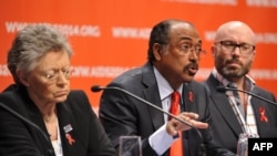 Giám đốc điều hành Hiệp hội Quốc tế về bệnh AIDS Michel Sidibe (giữa) phát biểu tại một cuộc họp báo cùng với Chủ tịch của Hiệp hội Quốc tế về bệnh AIDS, Francoise Barre-Sinoussi (trái) và người đồng chức Chủ tịch Brent Allan, Melbourne, ngày 20/7/2014.