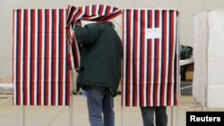 Bầu cử sơ bộ ở bang New Hampshire. Một cử tri đi bỏ phiếu ngày 11/2/2020. REUTERS/Brendan McDermid