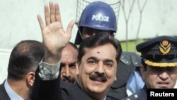 Thủ tướng Pakistan Yusuf Raza Gilani bên ngoài Tòa án Tối cao ở Islamabad