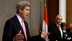 Ngoại trưởng Mỹ John Kerry (trái) và Ngoại trưởng Ai Cập Mohammed Kamel Amr tại Bộ Ngoại giao ở Cairo, 2/3/2013