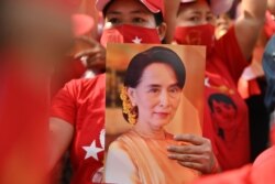 Bangkok'taki Myanmar Büyükelçiliği önünde darbeyi protesto edenler ellerinde Aung San Suu Kyi'nin fotoğraflarını taşıdı