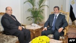 Trưởng công tố Talaat Ibrahim Abdallah và Tổng thống Mohamed Morsi của Ai Cập 