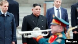 Chủ tịch Triều Tiên Kim Jong Un dự lễ chào đón khi tới ga tàu của thành phố cảng viễn đông Vladivostok của Nga hôm 24/4. Ông Kim sẽ có các cuộc thảo luận với Tổng thống Putin trong chuyến thăm này. 