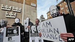 Người ủng hộ Julian Assange biểu tình bên ngoài Ðại sứ quán Thụy Ðiển ở London, ngày 13/12/2010