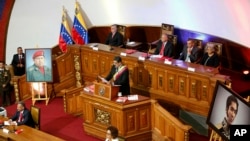 Prezidan Nicolàs Maduro (sou podyòm nan) ki t ap prezante mesaj li sou sitiyasyon jeneral la nan Peyi Venezuela lendi 14 janvye 2018 la, jou rejim li a anonse li wete tout pouvwa lejislatif nan men palman an.