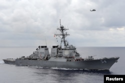 Khu trục hạm trang bị phi đạn dẫn đường USS Curtis Wilbur (DDG 54).