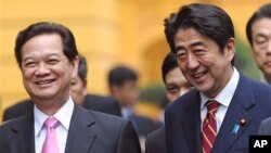 Thủ tướng Nhật Bản Shinzo Abe và Thủ tướng Việt Nam Nguyễn Tấn Dũng tại Hà Nội, ngày 16/1/2013.