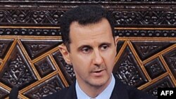 Tổng thống Syria Bashar al-Assad thừa nhận với báo chí rằng lực lượng an ninh đã phạm một vài sai lầm khi xử lý những người biểu tình