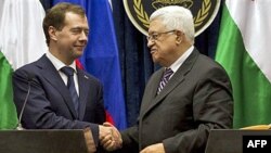 Tổng thống Nga Medvedev (phải) và Tổng thống Palestine Abbas tại cuộc họp báo ở thành phố Jericho trong vùng bờ Tây hôm 18 tháng 1, 2011