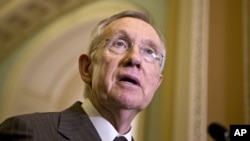 Thượng nghị sĩ Harry Reid nói chuyện với các nhà báo