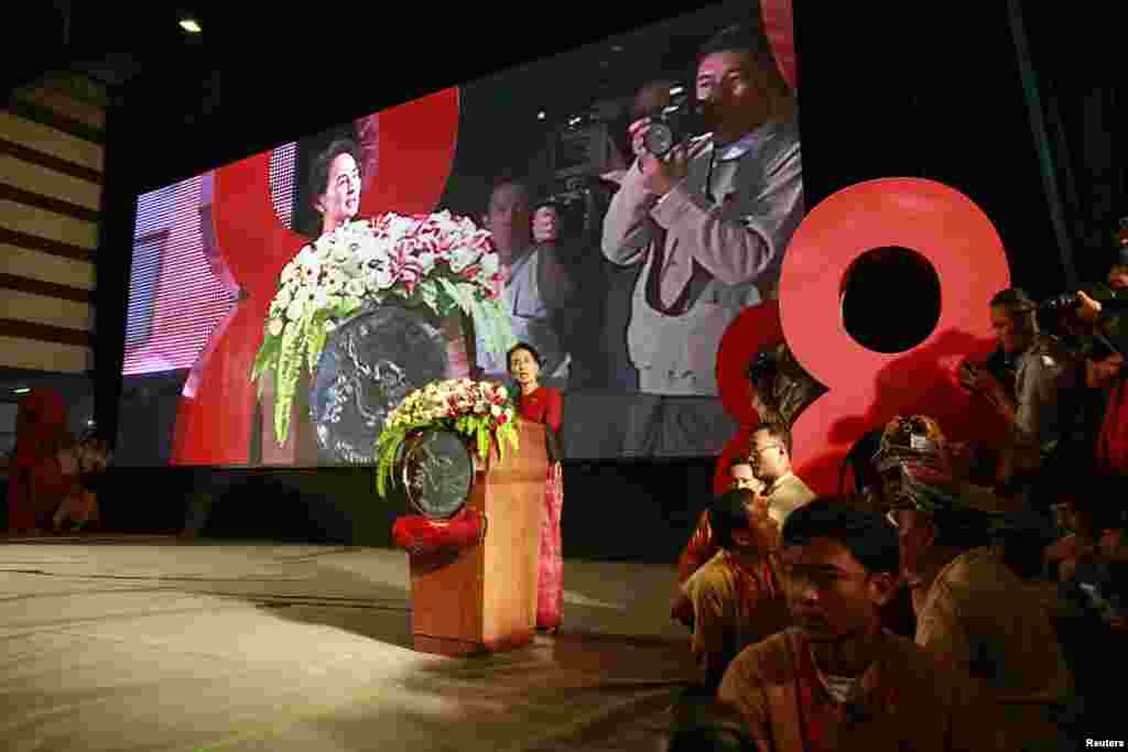 Lãnh tụ dân chủ Aung San Suu Kyi bài phát biểu nhân kỷ niệm 25 năm cuộc nổi dậy dân chủ tại Rangoon, 8 tháng 8, 2013.