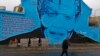 Bức vẽ trên tường hình nhà cố lãnh đạo Nam Phi Nelson Mandela ở Cape Town, Nam Phi, 18/7/14