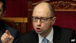 Thủ tướng Arseniy Yatsenyuk nói rằng người Ukraine sẽ không để cho 'bọn thổ phỉ được nước ngoài bảo trợ' phá hoại cuộc bầu cử.