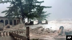 Bão Sandy đang di chuyển về hướng bắc sau khi gây nhiều thiệt hại ở quần đảo Bahamas, Cuba, Haiti và Jamaica.