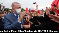 Sazlıdere Köprüsü'nün temel atma töreninden önce halkı selamlayan Cumhurbaşkanı Recep Tayyip Erdoğan