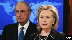 Ngoại trưởng Hillary Clinton, phải, và Đặc sứ Hoa Kỳ về Trung Đông, Thượng nghị sĩ George Mitchell, 20/8/2010