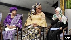 Tổng thống Liberia Ellen Johnson-Sirleaf (bên trái), nhà hoạt động Liberia Leymah Gbowee (giữa), và bà Tawakkol Karman người Yemen (bên phải), nhận giải Nobel Hòa bình ở Oslo, Na Uy.