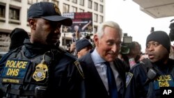 Cựu cố vận chiến dịch tranh cử cho Tổng thống Donald Trump, Roger Stone, đến Tòa án Liên bang, ngày 29 tháng 1, 2019, ở Washington.