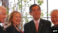 Ngoại trưởng Mỹ Hillary Clinton và Bộ trưởng Ngoại giao Nhật Takeaki Matsumoto (thứ 3 từ trái sang) tại một cuộc họp báo ở Tokyo, 17/4/2011