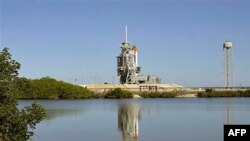 Phi thuyền con thoi Endeavour trên giàn phóng tại Trung tâm Không gian Kennedy ở Cape Canaveral, bang Florida