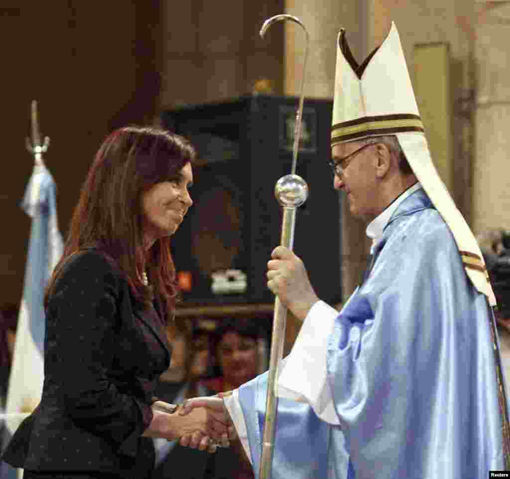 Tổng thống Argentina Cristina de Fernandez gặp Đức Hồng Y Jorge Bergoglio tại Vương Cung Th&aacute;nh Đường Lujan, ng&agrave;y 22/12/2008.