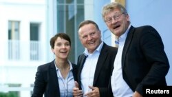 Ứng cử viên đảng AfD Georg Pazderski (giữa) và các nhà lãnh đạo đảng AfD Joerg Meuthen (phải) và Frauke Petri đến dự 1 cuộc họp báo ở Berlin, Đức, ngày 19/9/2016.