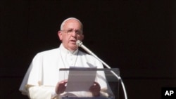 Đức Giáo Hoàng Francis trong buổi cầu kinh trưa Chủ nhật tại Quảng tường thánh Phêrô, Vatican, 4/1/15