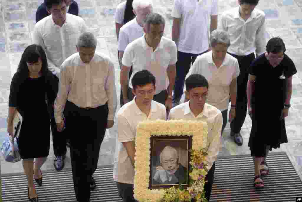 Gia đình ông Lý Quang Diệu đến dự tang lễ tại Trung tâm Văn hóa Đại học tại Singapore, ngày 29 tháng 3, 2015.