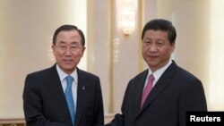 Tổng Thư Ký Liên Hiệp Quốc Ban Ki-moon gặp Chủ tịch Trung Quốc Tập Cận Bình tại Bắc Kinh, ngày 19/6/2013.
