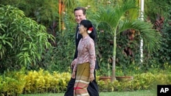 Thủ tướng Anh David Cameron và lãnh tụ dân chủ Miến Điện Aung San Suu Kyi