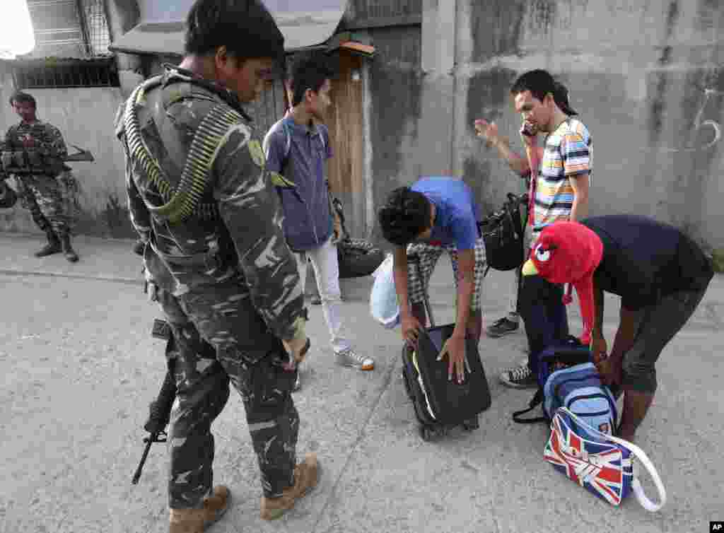 Binh sĩ kiểm tra đồ đạc của cư dân chạy lánh nạn tại Zamboanga, Philippines, ngày 10/9/2013.