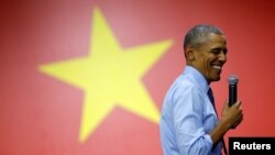 Başkan Obama Vietnam ziyareti sırasında gençlere hitap ederken