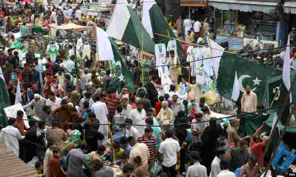 خریداروں کی بھیڑ کا ایک اور منظر۔ صرف عید پر خریداروں کا ایسا رش دیکھنے کو ملتا ہے