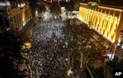 Tiflis'te binlerce kişi dün akşam parlamento binasının önünde toplandı.